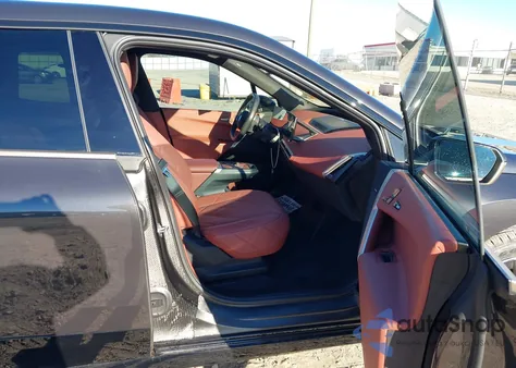 2024 BMW Ix xDrive50 z USA, uszkodzony, nr VIN WB523CF07RCR10700